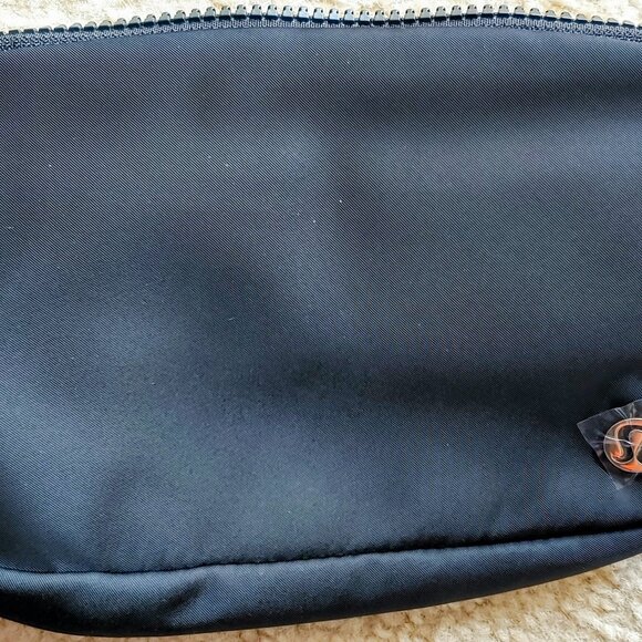 Lululemon Everywhere Belt Bag - NEW - Picture 1 of 9